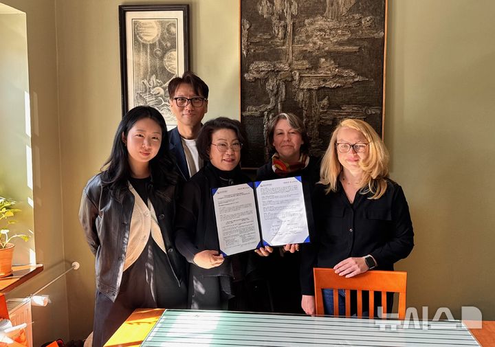 [창원=뉴시스]경남도립미술관 박금숙(앞줄 왼쪽서 두 번째) 관장이 4월 28일 폴란드 발틱현대미술갤러리(BGSW)을 방문해 작가교류 협력사업 추진 업무협약을 체결하고 있다.(사진=경남도립미술관 제공) 2025.05.16. photo@newsis.com