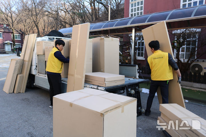 [서울=뉴시스] 신세계까사 희망 드림 가구 지원 활동 일환으로 까사미아 배송 기사들이 보육 시설에 기부 가구를 배송·설치하고 있다. (사진= 신세계까사 제공) 
