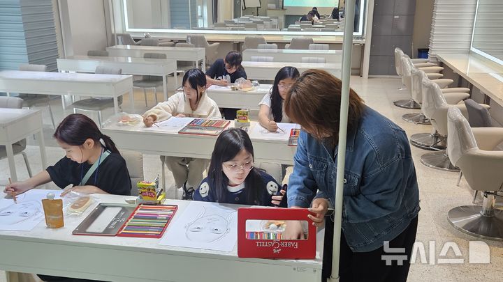 [고양=뉴시스] 중부대가 지역 내 초·중·고 학생들을 대상으로 진행하는 체험형 진로교육 프로그램.(사진=중부대 제공)photo@newsis.com