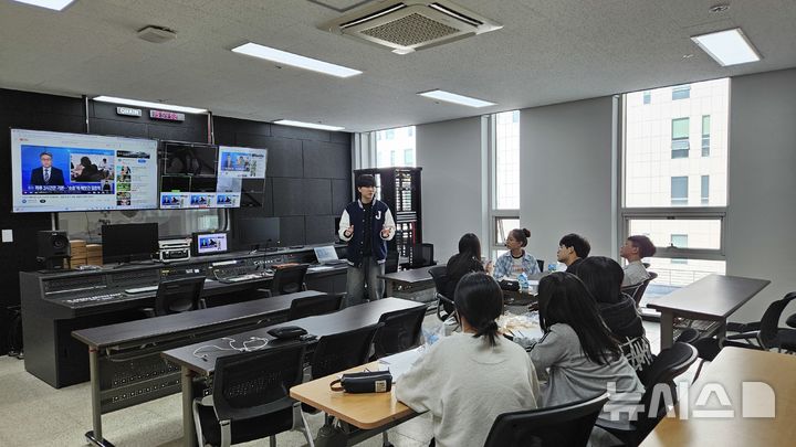 [고양=뉴시스] 중부대가 지역 내 초·중·고 학생들을 대상으로 진행하는 체험형 진로교육 프로그램.(사진=중부대 제공)photo@newsis.com 