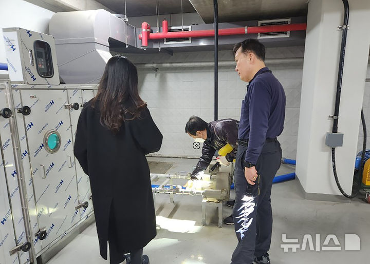 [성남=뉴시스] 성남시가 3월에 수정구 신흥2동 소재 아파트 건물에 있는 정화조 악취정화시설을 점검하고 있다 (사진=성남시 제공) 2025.05.16.photo@newsis.com