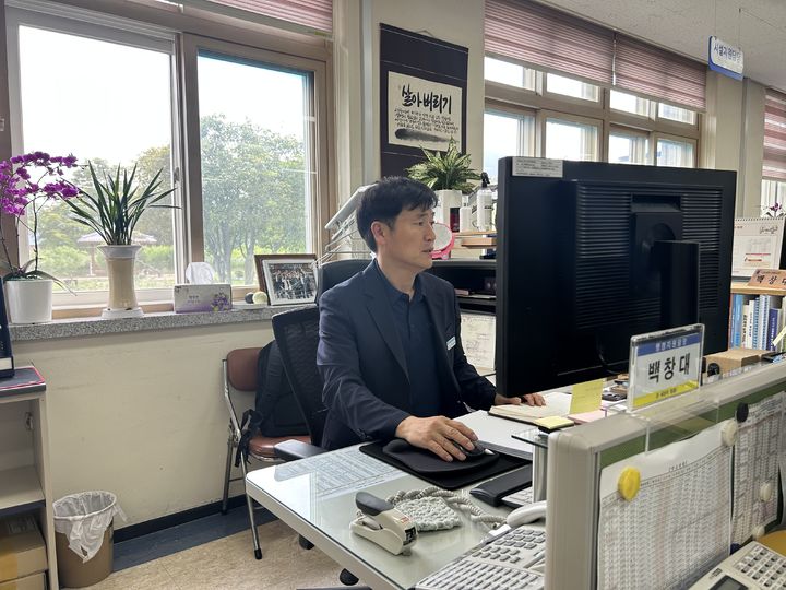 [밀양=뉴시스] 밀양교육지원청 행정지원담당 백창대 팀장. (사진=밀양교육지원청 제공) 2025.05.17. photo@newsis.com *재판매 및 DB 금지