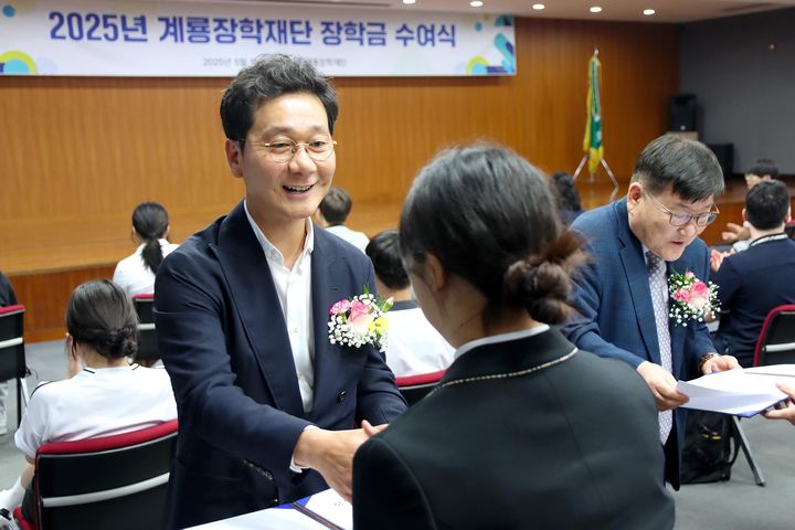 [서울=뉴시스] 이승찬 계룡장학재단 이사장이 지난 15일 계룡장학재단 1학기 장학금 수여식에서 고등학생·대학생 50명에게 장학증서와 장학금을 전달하는 모습. 2025.05.16. (사진=계룡건설 제공) photo@newsis.com&nbsp; *재판매 및 DB 금지