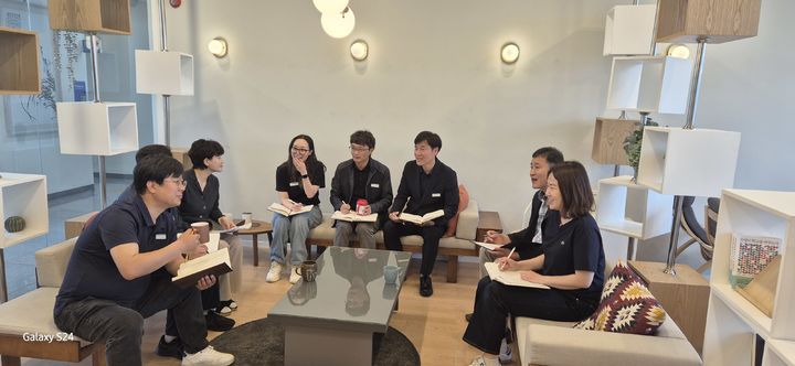 [밀양=뉴시스] 백창대 팀장이 직원과 이야기를 나누고 있다. (사진=밀양교육지원청 제공) 2025.05.17. photo@newsis.com *재판매 및 DB 금지