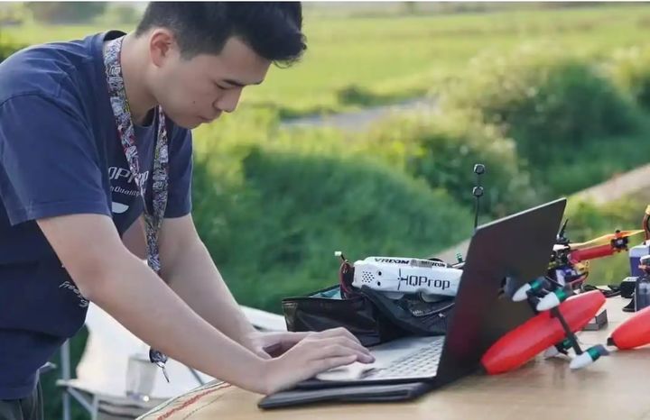 [서울=뉴시스] 중국홍콩대 대학생 쉬양이 마이크로드론 ‘프라위스’를 날릴 준비를 하고 있다.(출처: ‘커버 뉴스’) 2025.05.16. *재판매 및 DB 금지