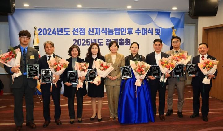 [경남=뉴시스] 사진은 지난 5월 16일 진행된 2024년도 '신지식농업인章' 수상자들.(자료사진=경남도 제공) 2025.05.16. photo@newsis.com *재판매 및 DB 금지