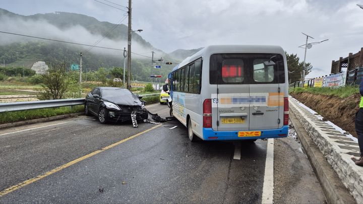 옥천 마을버스-승용차 충돌사고(사진=옥천소방서 제공) *재판매 및 DB 금지