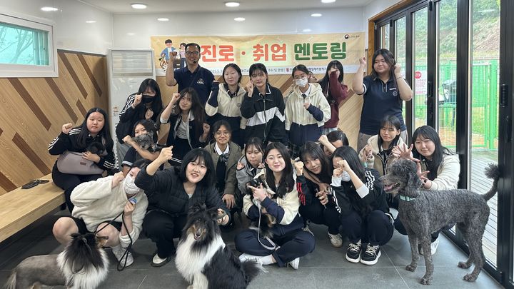 [대구=뉴시스] 계명문화대학교 대학일자리플러스센터는 대구보건고 반려동물케어과 학생들을 대상으로 현장 중심의 반려견 교육 실습 프로그램을 운영했다고 16일 밝혔다. (사진=계명문화대 제공) 2025.05.16. photo@newsis.com *재판매 및 DB 금지