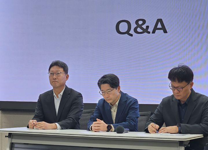 [서울=뉴시스] 박은비 기자 = SK텔레콤이 16일 서울 중구에 위치한 삼화빌딩에서 해킹 사고 이후 수습 상황에 대해 설명하는 일일브리핑을 진행했다. (왼쪽부터) 김희섭 PR센터장, 임봉호 MNO사업부장, 류정환 네트워크인프라센터장. 2025.05.16. silverline@newsis.com *재판매 및 DB 금지