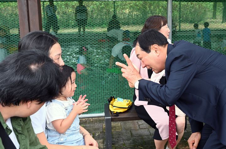 [창녕=뉴시스] 성낙인 군수가 가족사랑 체험행사 달인아빠 가족의 특별한 나들이에서 참가 가족들과 환담하고 있다. (사진= 창녕군 제공) 2025.05.16. photo@newsis.com *재판매 및 DB 금지