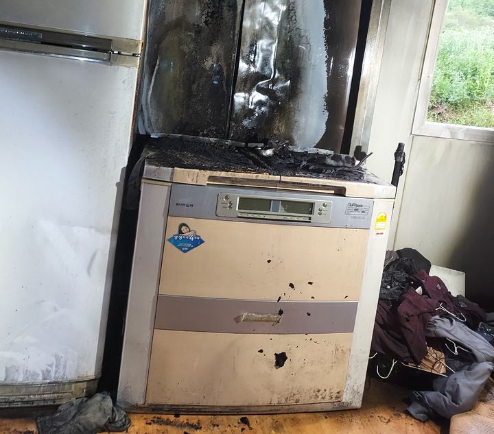 [무주=뉴시스] 지난 15일 오후 5시29분께 전북 무주군 안성면 금평리의 한 단독주택 내 리콜 대상 김치냉장고에서 불이 나 냉장고가 그을려있다. (사진=전북도소방본부 제공) 2025.05.16. photo@newsis.com *재판매 및 DB 금지