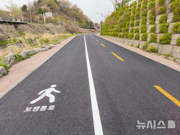 [용인=뉴시스]새 단장을 마친 탄천 자전거도로(사진=용인시 기흥구 제공) 2025.05.16.photo@newsis.com
