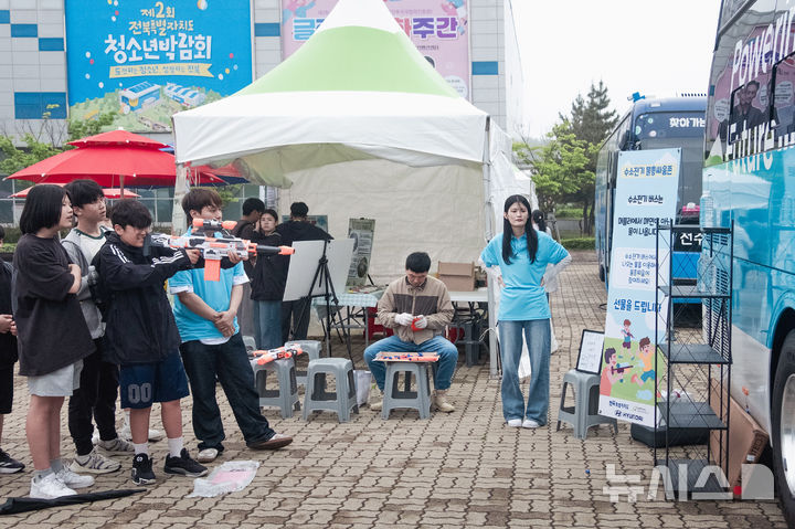 [완주=뉴시스]윤난슬 기자 = 현대자동차 전주공장은 제2회 전북특별자치도 청소년박람회에 마련한 수소전기버스 체험존이 참여 학생들로부터 큰 인기를 끌었다고 16일 밝혔다.(사진=현대자동차 전주공장 제공)