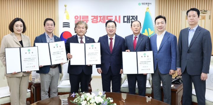 [대전=뉴시스]대전시는 16일 시정 운영의 전문성과 현장성을 강화하기 위해 노무, 체육, 문화예술 분야의 민간 전문가 3명을 비상임 특별보좌관으로 위촉했다. (사진=대전시 제공) 2025. 05. 16 photo@newsis.com *재판매 및 DB 금지