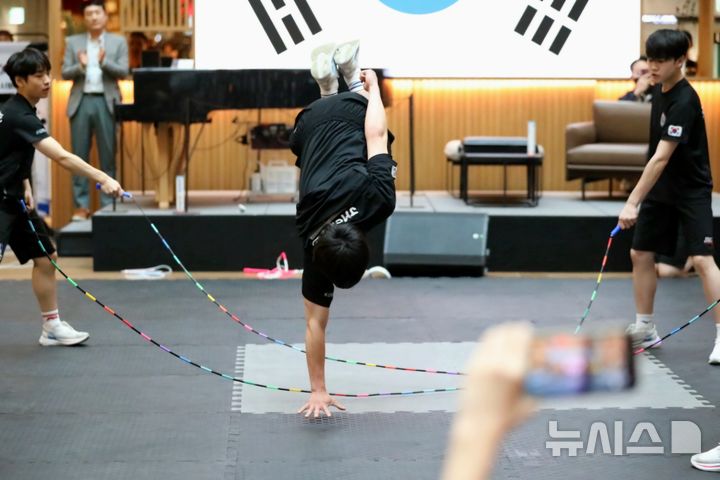 [수원=뉴시스] 수원시줄넘기협회 시범단이 줄넘기 시범을 선보이고 있다. (사진=수원시줄넘기협회 제공) 2025.05.16.photo@newsis.com 