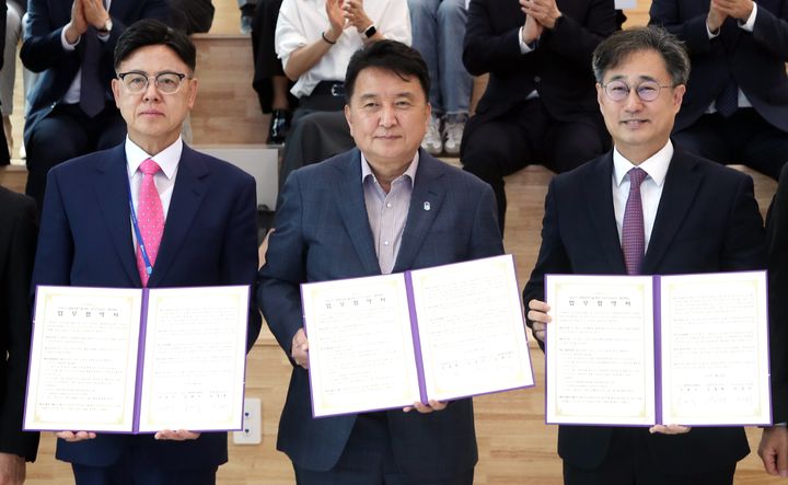 [청주=뉴시스] (왼쪽부터) 이명수 오송첨단의료산업진흥재단 이사장, 김영환 충북지사, 김대수 KAIST 생명과학기술대학장이 16일 청주시 흥덕구 오송첨단의료산업진흥재단에서 KAIST 생명과학기술대학 이노랩스 입주 협약을 체결하고 있다. (사진=충북도 제공) 2025.05.16. photo@newsis.com *재판매 및 DB 금지