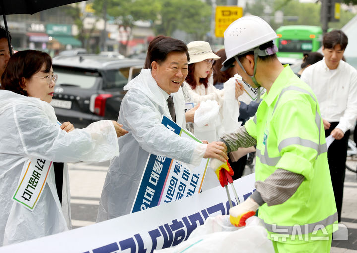 [광명=뉴시스]박승원 광명시장(사진 가운데)이 16일 철산역 앞에서 제21대 대통령 선거 투표를 독려하고 있다.(사진=광명시 제공)2025.05.16.photo@newsis.com 