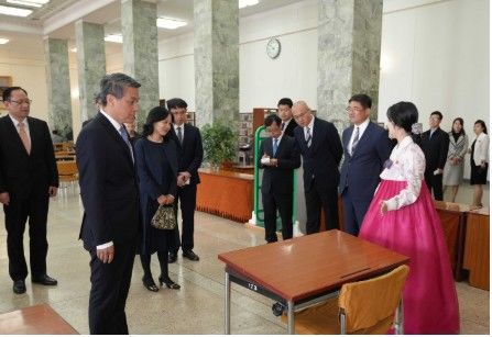 [서울=뉴시스] 왕야쥔 주북 중국대사가 지난5월13일 평양 인민대학습당을 참관하고 있다.(출처: 주북 북한대사관 홈페이지) 2025.05.16. *재판매 및 DB 금지