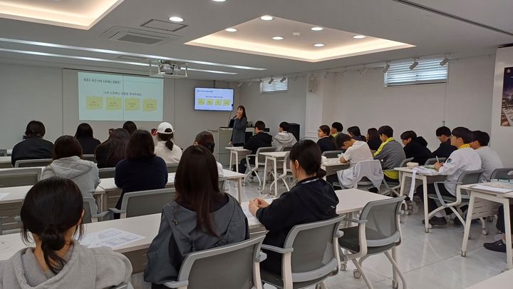 덕성여대가 고명외식고에서 특강을 진행하고 있다. (사진=덕성여대 제공) *재판매 및 DB 금지
