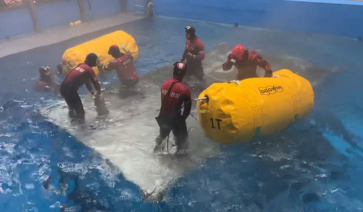 [부산=뉴시스] 해양경찰청 중앙해양특수구조단은 12~16일 부산 영도구 중특단 구조훈련장에서 선박 전복사고 발생시 현장 대응능력 향상을 위한 '전복선박 구조 전문화 과정'을 운영했다고 밝혔다. (사진=중특단 제공) 2025.05.16. photo@newsis.com *재판매 및 DB 금지