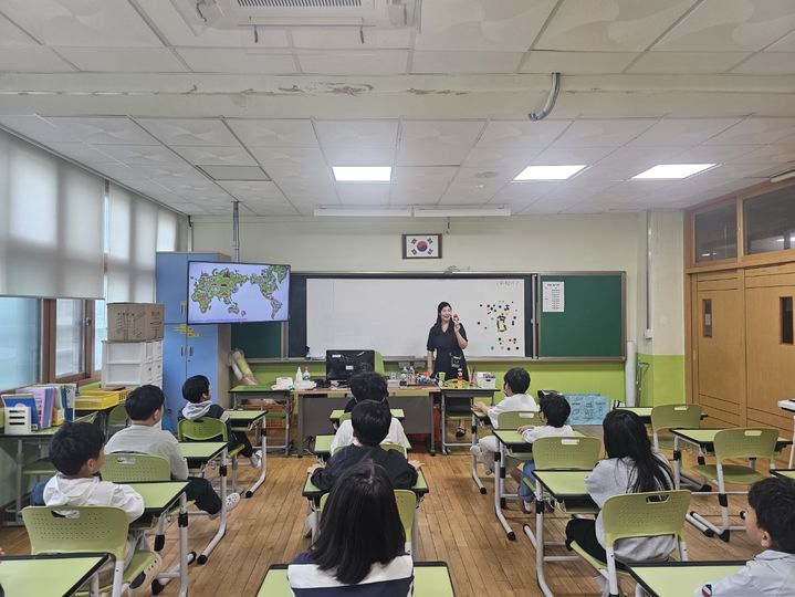 [밀양=뉴시스] 가족센터가 무안초등학교를 방문해 학교로 찾아가는 다문화 이해 교육 프로그램을 진행하고 있다. (사진=밀양시 제공) 2025.05.16. photo@newsis.com *재판매 및 DB 금지