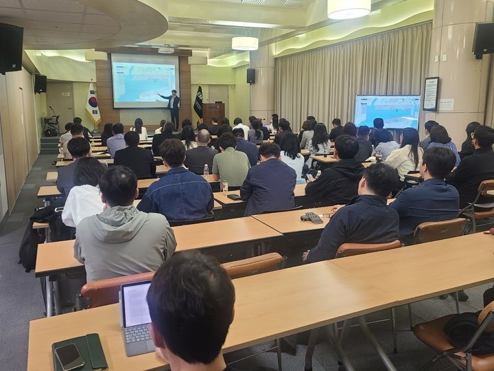 [부산=뉴시스] 부산항만공사(BPA)는 지난 15일 부산항을 이용하는 선사를 대상으로 부산항 환적지원 시스템(Port-i와 TSS) 설명회를 개최했다고 16일 밝혔다. (사진=BPA 제공) 2025.05.16. photo@newsis.com *재판매 및 DB 금지