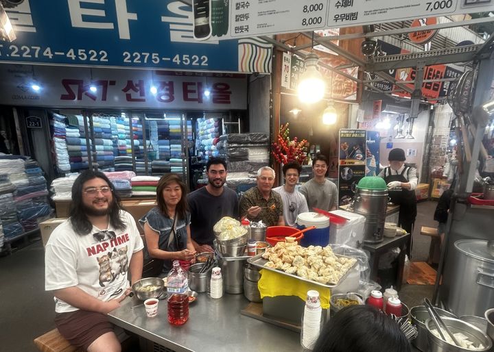 프로야구 SSG 랜더스 한국계 미국인 투수 미치 화이트(왼쪽에서 세 번째)와 가족들. 2025.5.16. (사진=SSG 제공) *재판매 및 DB 금지