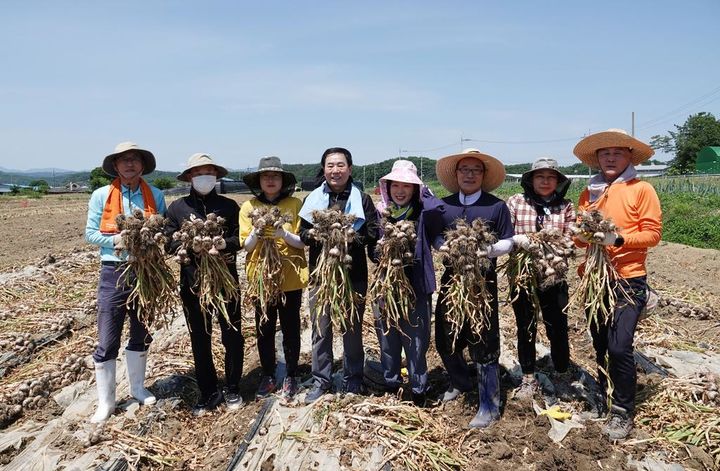 [창녕=뉴시스] 성낙인 군수가 농가를 방문해 봄철 일손돕기를 하고 있다. (사진= 창녕군 제공) 2025.05.16. photo@newsis.com *재판매 및 DB 금지