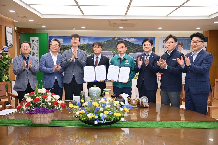 [안동=뉴시스] NH농협은행 경북본부는 16일 경북도청에서 이철우 경북도지사, 최진수 농협중앙회 경북본부장이 참석한 가운데 아시아태평양경제협력체(APEC) 2025 코리아(KOREA) 정상회의 및 한식(韓食)대전의 성공 개최를 위한 기부금 15억원을 전달했다. (사진=경북농협 제공) 2025.05.16. photo@newsis.com *재판매 및 DB 금지