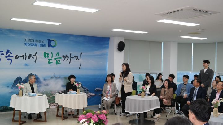 [통영=뉴시스] 신정철 기자= 경상남도통영교육지원청은 16일 박종훈 교육감(사진. 왼쪽)이 방문한 가운데 ‘약속에서 믿음까지'라는 주제로 2025년 통영교육업무협의회를 개최했다.사진은 통영 관내 학교 교원·일반직·교육공무직 등 다양한 구성원 60명과 함께한 '열린 대화의 시간' 모습.(사진=통영교육지원청 제공).2025.05.16. photo@newsis.com *재판매 및 DB 금지