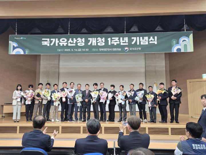 [진주=뉴시스]국가유산청장이 강춘석 경상문화유산돌봄협회 대표에게 시상하는 모습.(사진=협회 제공).2025.05.16.photo@newsis.com *재판매 및 DB 금지