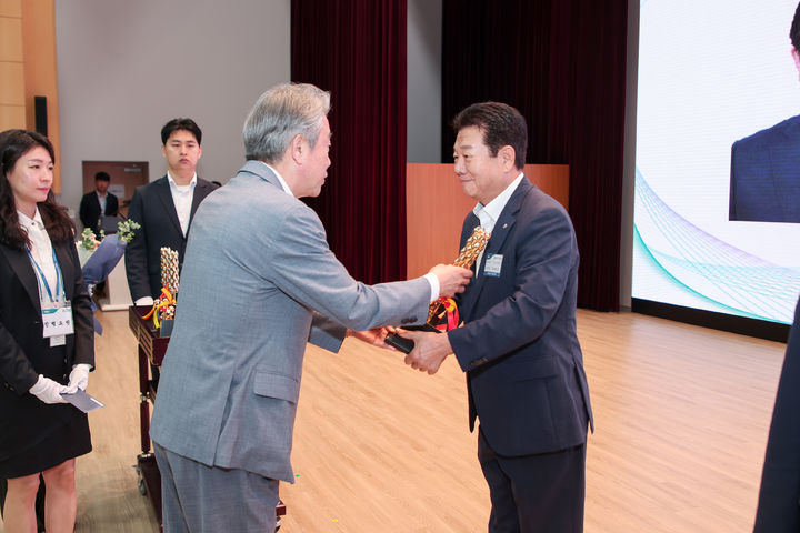 [당진=뉴시스] 류재신(오른쪽) 당진시농협쌀조합공동사업법인 주관 농협 조합장이 15일 서울 중구 농협중앙회 본관에서 강호동 농협중앙회 회장에게 팔도 농협쌀 대표 브랜드 평가 우수상을 받고 있다. (사진=당진시 제공) 2025.05.16. photo@newsis.com *재판매 및 DB 금지