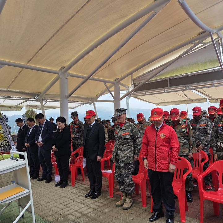 [통영=뉴시스] 신정철 기자= 통영시는 지난 15일 무전동 원문공원 내 통영상륙작전기념관에서 보훈단체, 기념사업회, 경북기계공업고등학교 군특성화반 학생들, 통영시 및 통영시의회 관계자 등 100여 명이 참석한 가운데 故 김성은 장군의 제18주기 추모제를 거행했다.(사진=통영시 제공).2025.05.16. photo@newsis.com *재판매 및 DB 금지