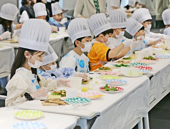 [부산=뉴시스] 16일 부산 강서구에 위치한 에어부산 본사에서 진행된 가족 초청 '패밀리데이' 행사에 참여한 임직원 자녀들이 기내식 만들기 체험을 하고 있다. (사진=에어부산 제공) 2025.05.16. photo@newsis.com *재판매 및 DB 금지