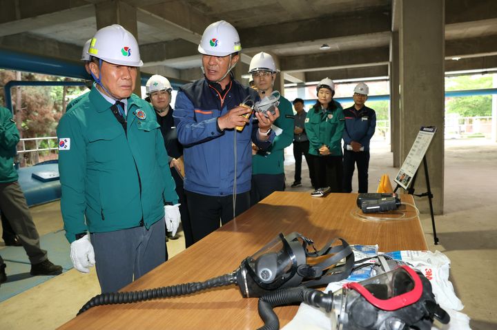 [양산=뉴시스] 나동연 시장과 관계 공무원 등이 양산하수처리장을 방문해 현장점검을 하고 있다. (사진=양산시 제공) 2025.05.16. photo@newsis.com *재판매 및 DB 금지