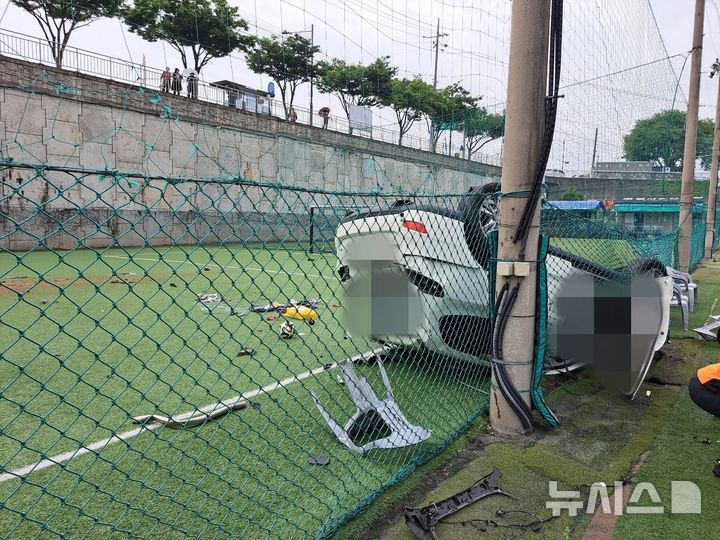 [대구=뉴시스] 15일 오전 10시19분께 대구 동구 방촌동 화랑교 진입 전 도로를 달리던 스포츠유틸리티차량(SUV)이 7m 옹벽 아래에 있는 풋살장으로 추락했다. (사진=대구경찰청 제공) 2025.05.16. photo@newsis.com