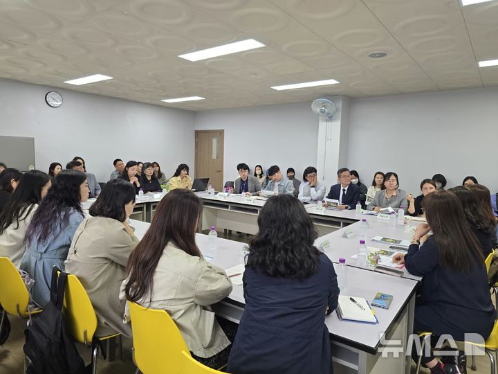 [의왕=뉴시스] 덕성초, 차량 진출입로 구축 반대 관계 기관 협의회 개최 현장.(사진=김태흥 시의원 제공). 2025.05.16.photo@newsis.com