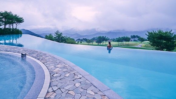 소노펠리체 빌리지 비발디파크 인피니티풀. (사진=소노인터내셔널 제공) 2025.05.16. photo@newsis.com *재판매 및 DB 금지