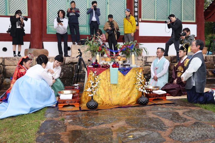 [광양=뉴시스] 광양향교에서 전통 혼례가 진행되고 있다. (사진=광양시 제공) 2025.05.16. photo@newsis.com *재판매 및 DB 금지