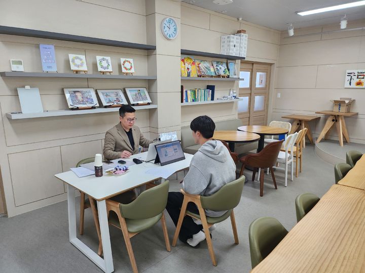 [무안=뉴시스] 전남교육청 '꿈대로 이동상담' 장면. (사진 제공 = 전남교육청). 2025.05.16. photo@newsis.com *재판매 및 DB 금지