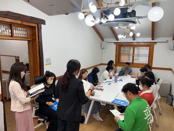 [밀양=뉴시스] 밀양시가 청년동아리 사업 참여자들을 대상으로 사업 설명회를 진행하고 있다. (사진=밀양시 제공) 2025.05.16. photo@newsis.com *재판매 및 DB 금지