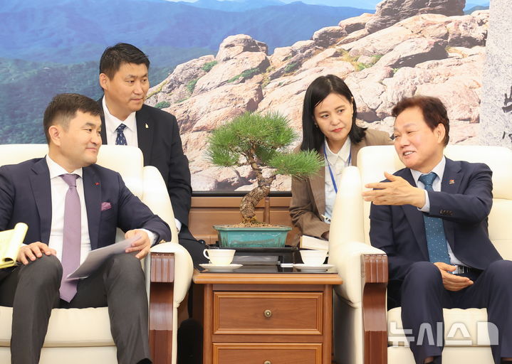 [창원=뉴시스]박완수(오른쪽) 경남도지사가 16일 도청 접견실에서 제20회 MAMF(맘프) 주빈국으로 선정된 몽골의 수헤 수흐벌드 주한대사를 만나 경남과 몽골 간 문화·경제 교류 확대 방안을 논의하고 있다.(사진=경남도 제공)2025.05.16. photo@newsis.com