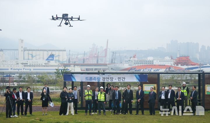 [전주=뉴시스]윤난슬 기자 = 16일 부산항 국제전시컨벤션센터에서 전국 지자체 공무원, 지적측량수행자, 학계 전문가, 국민 등 약 300여 명이 참여한 가운데 '2025년 국토정보 챌린지 지적·드론측량 경진대회'가 열렸다.(사진=LX공사 제공)