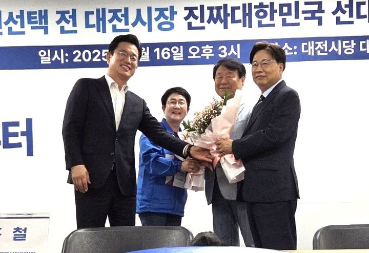 [대전=뉴시스] 조명휘 기자 = 권선택(오른쪽)·염홍철(〃두번째) 전 대전시장이 16일 더불어민주당 대전시당에서 이재명 후보 선대위 합류에 따른 기자회견에 앞서 꽃다발을 전달받고 있다. 2025.05.16. photo@newsis.com *재판매 및 DB 금지