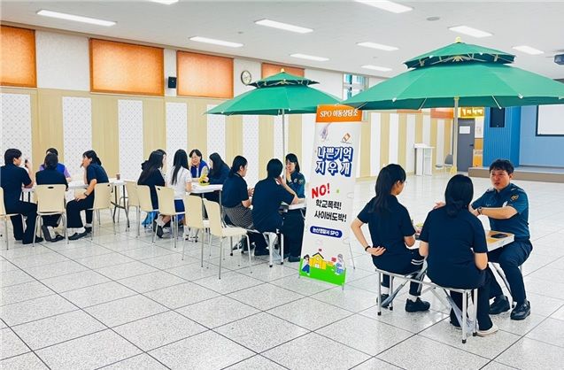 [논산=뉴시스]논산경찰서 학교전담경찰관들이 5월 청소년의 달을 맞아 학교를 직접 찾아 청소년 범죄예방 상담을 벌이고 있다. (사진=논산경찰서 제공) 2025. 05. 16 photo@newsis.com *재판매 및 DB 금지