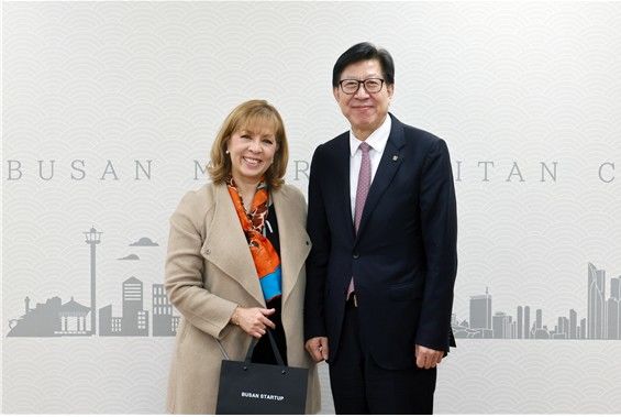 [부산=뉴시스] 박형준 부산시장(오른쪽)은 지난 15일 부산시청 국제의전실에서 미국에 본사를 둔 글로벌 벤처 캐피탈 및 인큐베이터 회사인 플러그앤플레이(PLUG AND PLAY) 재키 헤르난데스(Jackie HERNANDEZ) 부사장을 만나 부산 창업 생태계 활성화 방안에 대해서 논의했다. (사진=부산시 제공) 2025.05.16. photo@newsis.com *재판매 및 DB 금지