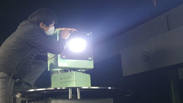 [부산=뉴시스] 항로표지(표준 등명기) 광도 측정 모습. (사진=부산지방해양수산청 제공) 2025.05.16. photo@newsis.com *재판매 및 DB 금지