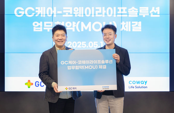 [서울=뉴시스]김명곤(오른쪽) 코웨이라이프솔루션 대표이사와 김진태 GC케어 대표이사.(사진=코웨이라이프솔루션 제공) 2025.05.16. photo@newsis.com *재판매 및 DB 금지