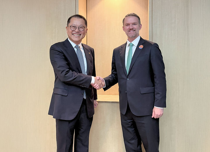 [서울=뉴시스] 김희철 한화오션 대표(왼쪽)가 16일 오후 제이미슨 그리어 미국 무역대표부(USTR) 대표와 만나 조선산업 협력방안에 대해 논의했다. (사진=한화오션 제공) 2025.5.16. photo@newsis.com *재판매 및 DB 금지