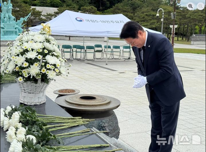 [안양=뉴시스] 최대호 안양시장이 16일 광주 북구 운정동 국립5·18민주묘지를 찾아 분향하는 등 참배하고 있다. (사진=최 시장 페이스북 캡처). 2025.05.16.photo@newsis.com
